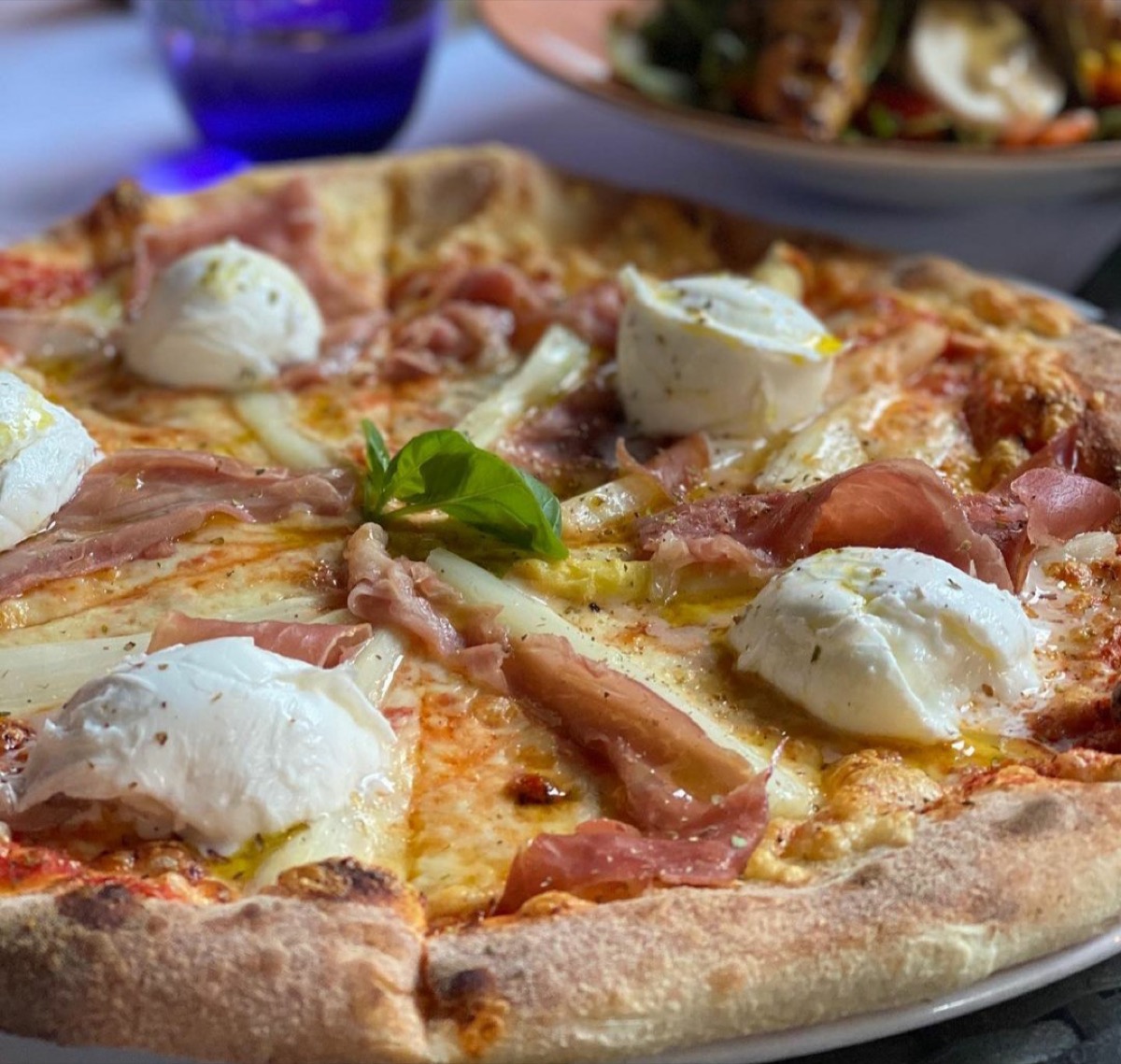 Pizza mit Burrata und Prosciutto im Ristorante Kaiserhof Göppingen